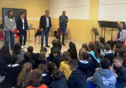 Il sindaco, Marco Gallo, e gli assessori Ezio Donadio, Lucia Rosso e Beatrice Aimar hanno incontrato questa mattina alcune classi della scuola primaria del capoluogo nell’ambito degli appuntamenti periodici nelle scuole che ha contraddistinto il mandato amministrativo che si sta per concludere